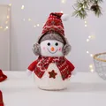 Primer plano de un lindo muñeco de nieve de peluche con gorro rojo de punto de Navidad - Estilo Orejeras / Grande (45*22cm)