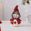 Primer plano de un lindo muñeco de nieve de peluche con gorro rojo y orejeras de piel sintética. - Estilo Orejeras / Mediano (38*20cm)
