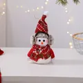 Vista detallada de un lindo muñeco de nieve de peluche navideño con gorro rojo - Estilo Orejeras / Pequeño (30*17cm)