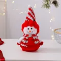 Vista detallada de un simpático muñeco de nieve de peluche rojo y blanco con bufanda festiva - Estilo Cuernos Rojos / Mediano (38*20cm)