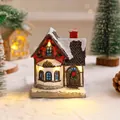 Gedetailleerde weergave van een miniatuur kersthuisje met warme LED-verlichting en sneeuwdak - Stijl D
