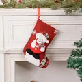 Detalle de un calcetín de Navidad de lino rojo con aplique de oso en una chimenea. - Estilo de oso