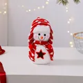 Adorno de peluche de muñeco de nieve con gorro rojo en ambiente navideño muy acogedor. - Estilo de Sombrero Rojo / Mediano (14*28cm)