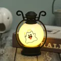Detailaufnahme einer süßen leuchtenden Halloween Geist LED Laterne für Partydeko - Zunge raus Gespenst Stil