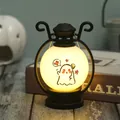 Detailaufnahme einer warm leuchtenden Halloween-LED-Laterne mit süßem Geist-Cartoon-Muster - Besen Gespenst Stil