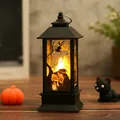 Λεπτομερής όψη του φαναριού LED Halloween με σιλουέτα μάγισσας και ζεστό λαμπερό φως - Μάγισσα / 5x5x13cm