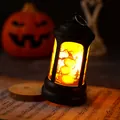 Close-up van een retro Halloween LED-lantaarn met pompoenontwerp en warme gloed - Drie Pompoenen Stijl / 7*13.5cm