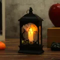 Lanterna LED di Halloween con design di fantasmi e zucche su tavolo in legno - Stile Fantasma