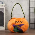 Weicher Halloween-Süßigkeitenbeutel aus Plüsch mit Hexenstickerei und Boo!-Schriftzug - Hexe Stil Tragetasche / 18x18cm