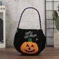 Detailansicht der plüschigen schwarzen Halloween-Süßigkeitentasche mit Kürbis-Stickerei - Kürbis Stil Tragetasche / 18x18cm