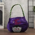 Nahaufnahme lila Samt Halloween-Süßigkeitentüte mit Vampir-Stickerei - Vampir Stil Tragetasche / 18x18cm