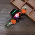 Detailansicht eines leuchtenden Halloween-Kürbis-Schnapparmbands mit grünen Pailletten - Leuchtender Kürbis mit Hut