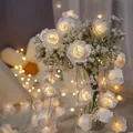 Warmweiße LED-Rosen-Lichterkette mit Schaumblumen für romantische Innendekoration - USB-Betriebene Version / Weiß