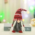Nahaufnahme eines festlichen weihnachtlichen Strickzwergs mit roter Muster-Mütze - Schneeflocken Hut Damen Modell