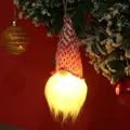 Vue détaillée d'un gnome de Noël lumineux suspendu à une branche de sapin enneigée festive - Style Chapeau à Carreaux Rouge et Blanc (A)