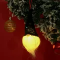 Détail d'un gnome de Noël lumineux à paillettes suspendu à un sapin de Noël décoré - Style Chapeau à Paillettes Noires (D)