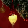 Gros plan d'un gnome de Noël lumineux avec des paillettes rouges sur un sapin décoré - Style Chapeau à Paillettes Rouges (C)