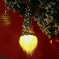 Gros plan d'un gnome de Noël lumineux avec un bonnet à paillettes argentées sur un sapin. - Style Chapeau à Paillettes Grises (E)