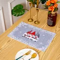 Festliches nordisches Weihnachts-Platzset mit drei süßen Gnomen auf einem Holzesstisch - Grauer Wichtel-Stil