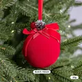 Rote beflockte Weihnachtskugel mit Samtschleife und Tannenzapfen-Detail, 8cm Durchmesser. - Schleife Tannenzapfen Stil A