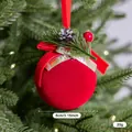 Elegante rote beflockte Weihnachtskugel mit Tannenzapfen- und Beerendekor, 8 cm Größe - Tannennadel Buchstabenband Stil B