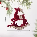 Rode geflokte rendier kersthanger met gouden pailletten, afmeting van 11x10cm - Slee Rendier
