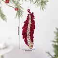 Rode geflokte kerstboom veer ornament met gouden lovertjes, 14 cm lengte hangende decoratie - Veer