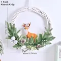 Corona de Navidad de vid blanca de 40 cm con agujas de pino y una figura de reno realista - Aguja de Pino Reno Estilo Natural (GH0065S) / Diámetro 40CM