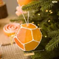 Addobbo natalizio arancione a forma di calcio su albero con misure indicate - Omino di Pan di Zenzero [Palla Rombo]