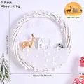 Elegante corona de Navidad de ratán blanco con ciervo, nieve y luces LED de 40cm - Escena de Nieve De Ensueño Casa Con Luces (GH0066S) / Diámetro 40CM