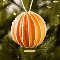 Pallina di Natale a coste arancione con strisce glitterate bianche, diametro 8 cm. - Omino di Pan di Zenzero Stile I (XM0240S)