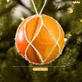 Palla di Natale arancione festiva con motivo a griglia bianca e perline colorate - Omino di Pan di Zenzero Stile K (XM0240S)