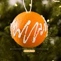 Palla di Natale arancione con glassa bianca e zuccherini colorati, diametro 8 cm - Pallina Decorativa Texturizzata-Media (XM0240S-M)