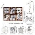 Set de 24 adornos para el árbol de Navidad plateados y blancos con bolas y lazos en caja de kraft - Caja Pequeña de Kraft Juego de 24 Piezas / Plateado