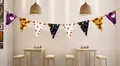 Festliche Halloween-Wimpelkette mit Geister- und Kürbismustern in einer modernen Café-Szene - Mehrfarbige Festliche Dreiecksflagge (WS1)