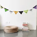 Nahaufnahme des bunten Halloween-Monsterbanners an einer weißen Wand - Monster Ausdruck Muster Banner (WS3)