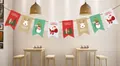 Vue détaillée d'une guirlande de Noël festive en papier sur un mur de briques blanches - Drapeau Carré B-5