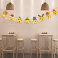 Banderole de Noël avec emojis suspendue contre un mur de briques dans un café - Style Créatif Z-14