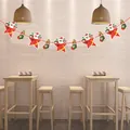 Guirlande de Noël avec étoiles et chaussettes Père Noël suspendue dans une pièce. - Bannière Étoile et Bas (Z-17)