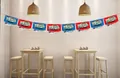 Vue détaillée de guirlandes de Noël rouges et bleues dans un décor de café chaleureux - Bannière en Éventail (Z-18-3)
