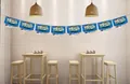 Une vue de près de bannières de Noël en papier suspendues dans un café cosy. - Bannière en Éventail Bleue (Z-18蓝)