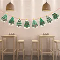 Guirlande de Noël festive en papier avec sapins suspendus sur un mur de briques. - Bannière Sapin de Noël (Z-25)