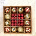 Assortimento di palline di Natale rosse e oro disposte in una scatola da regalo - Confezione Regalo da 44 Pezzi / 44 Pezzi / Oro