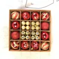 Set di 42 palline di Natale rosse e oro in varie finiture, motivi e dimensioni. - Confezione Regalo da 44 Pezzi / 44 Pezzi / Rosso