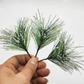 Nahaufnahme künstlicher PVC-Kiefernnadeln mit Schneespitzen für Weihnachten - Schnee Beflockte Kiefer / 8cmx10cm