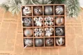 Assortimento di palline di Natale in tonalità argento e champagne in scatola divisa - Confezione Regalo da 42 Pezzi / 42 Pezzi/Confezione / grigio-argento