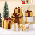 Cajas de regalo de Navidad decorativas en oro y blanco con cintas de seda en entorno festivo - Juego de 7 Figuras / Champán dorado