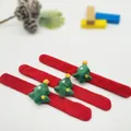 Drei rote Samt-Weihnachts-Klapparmbänder mit süßen grünen Plüschbaum-Verzierungen - Sternenbaum