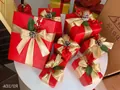 Conjunto decorativo de cajas de regalo de Navidad rojas con cintas doradas y bayas - Estilo Decorado / Juego de 7 Figuras / Caja Roja
