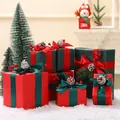 Set de cajas de regalo decorativas de Navidad con cintas rojas y verdes y piñas - Estilo Decorado / Juego de 7 Figuras / Verde